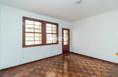 2 dormitórios com sacada no coração do petrópolis – baixo custo e excelente localização
