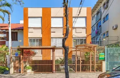 Imóvel com 2 dormitórios bem distribuídos, banheiro social, cozinha equipada com armários