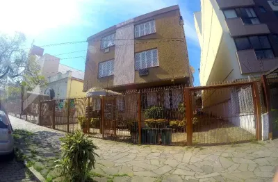 Apartamento reformado com 54 m² privativos, 2 dormitórios, sala para dois ambientes, cozinha integrada à área de serviço e banheiro social.