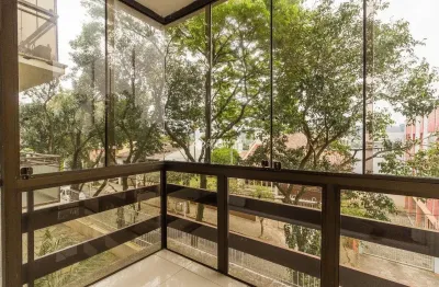 Apartamento no edifício califórnia, com 65m² privativos, 2 dormitórios, 2 banheiros, sacada e vaga de garagem fechada.