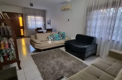 Casa ampla e versátil junto à parada 46 — ideal para morar ou investir no coração de alvorada!