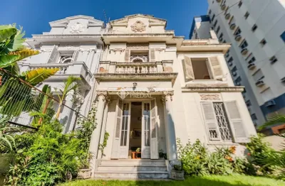 Casa estilo neoclássico: 4 dormitórios, 175m² e grande potencial comercial ao lado do shopping total!