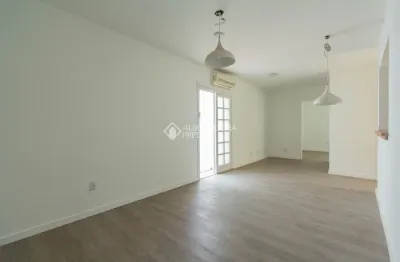 Apartamento com 1 dormitório no bairro auxiliadora. exclusivo, com pátio privativo e 62m².