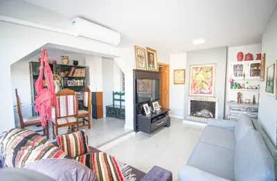 Apartamento com 3 dormitórios na rua walt disney. living amplo, lareira e de frente para a praça.