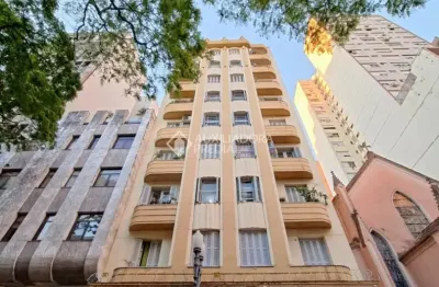 Apartamento térreo reformado com 2 dormitórios: pátio privativo e garagem na rua dos andradas