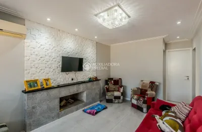 Casa exclusiva com 3 quartos, suíte e pátio na estratégica rua pedro waine!