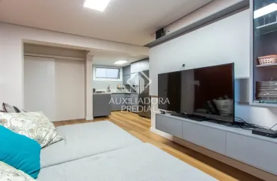 Apartamento de 2 dormitórios reformado! térreo em posição alta na rua álvaro alvim