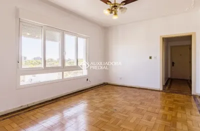 Apartamento com 2 quartos com elevador, desocupado, more na frente da Redenção!!!