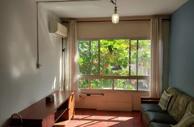 Apartamento amplo, iluminado, a poucos metros da praia pitangueiras.