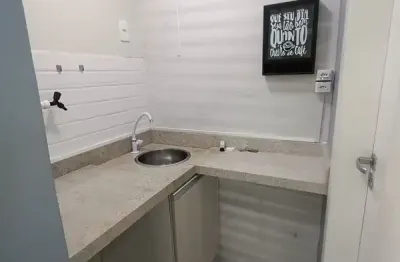 Sala comercial reformada no centro de macaé – perfeita para escritório ou consultório