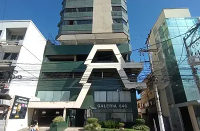 Loja ampla com sobreloja e frente em blindex no centro de macaé – ponto estratégico