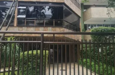 Aluga-se cobertura linear/duplex com incríveis 626m² na Av. General Guedes da Fontoura.