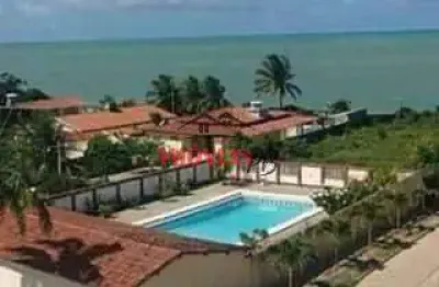 Casa a venda a menos de 50 metros da praia com 3 suítes.