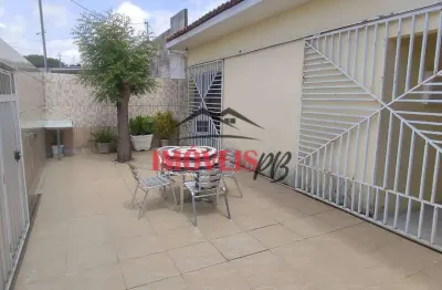 Casa no bairro do valentina bem localizada com 3 quarto sendo 2 suítes.