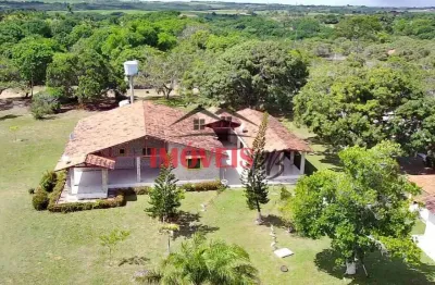 Granja beira de pista com 5.5 hectares próximo às praias e a capital.