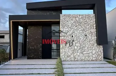 Casa em condomínio fechado com estrutura de lazer e segurança completa.