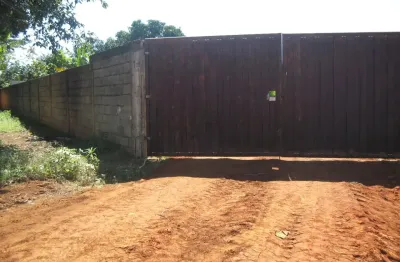 Área de 2.037 m² entre a av. rio verde e o anel viário. 100% murada.