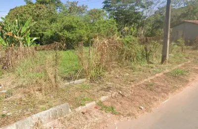 Lote com córrego nos fundos em rua asfaltada na região da vila brasília