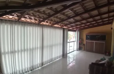 Casa com varanda e garagem enormes e sistema de monitoramento