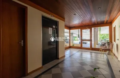 Excelente 2 dormitórios, box escriturado, elevador e desocupado no menino deus.
