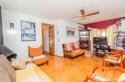 Diferenciado apartamento térreo de 3 dormitórios com 1 vaga no petrópolis – porto alegre!