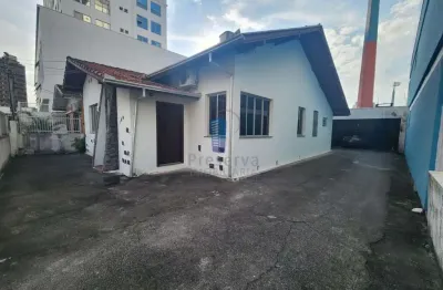 Ampla casa, sozinha no terreno, bem arejada e ventilada, no centro de itajaí