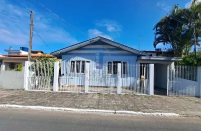 Casa com 3 quartos para alugar na Rua Sebastião Batschauer, São João, Itajaí