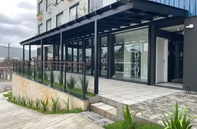 Esta loja está localizada no parkside carvoeira, em florianópolis, um bairro em crescimento e com fácil acesso a diversas comodidades. com uma área privativa de 30m² e total de 60m², o espaço é ideal