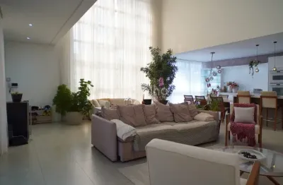 Descubra o seu novo lar em jurerê, uma das áreas mais desejadas de florianópolis! esta espaçosa casa de 354,4 m² foi projetada para oferecer conforto e elegância. com 4 suítes, cada uma repleta de aco