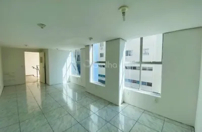 Conheça esta ampla loja à venda no solar da araguaia, situada no coração do centro de florianópolis. com uma área privativa de 288,06 m² e uma área total de 347,06 m², este espaço oferece grandes poss