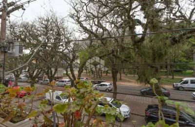 Apto a venda de 3 dormitórios, 1 suíte e vaga  em  frente a praça da redenção