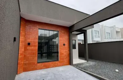 Geminado com 03 quartos e amplo terreno nos fundos!