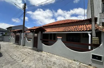 Casa em Condomínio para Temporada em São Pedro da Aldeia, Fluminense, 2 dormitórios, 2 banheiros, 4 vagas
