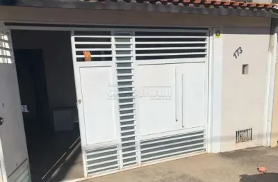 Casa térrea com garagem em ótima localização e 2 dormitórios.
