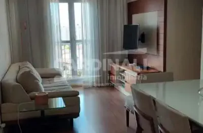 Apartamento de 80 m², com dois dormitórios, dois banheiros e cozinha integrada à área de serviço, oferecendo espaços amplos e bem distribuídos.