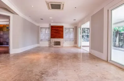 Sobrado à venda em condomínio fechado, com 4 dormitórios. com uma área construída de quase 500m2 em campinas/sp.