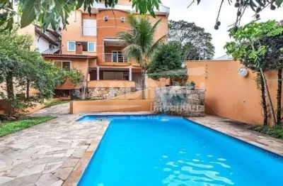 Casa à venda no Condomínio Chácara Prado, sofisticação, espaço e lazer privativo com 5 suites.