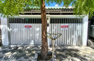 Vendo essa casa com 03 quartos, quintal grande na cidade campina grande pb