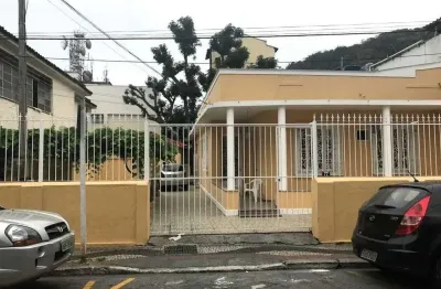 Casa térrea ampla à venda no centro de angra dos reis