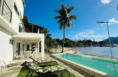 Casa dos sonhos em angra dos reis – frente para o mar com piscina e churrasqueira