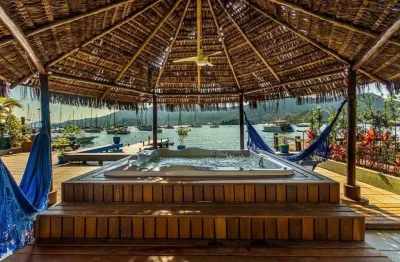 Residência exclusiva à beira-mar com píer privativo em angra dos reis