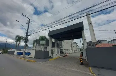 Apartamento térreo reformado e semi-mobiliado. entrada facilitada