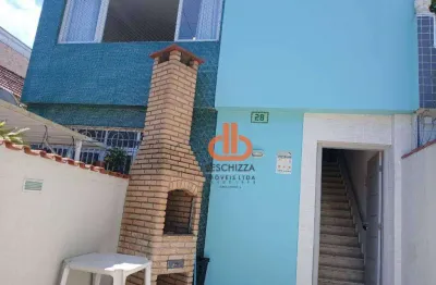 Casa sobreposta alta com três quartos, suíte e churrasqueira - ótima localização