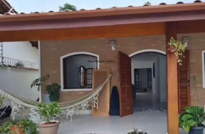 Casa a venda no centro de ubatuba com 451 m² de terreno e 330 m² de área construída.