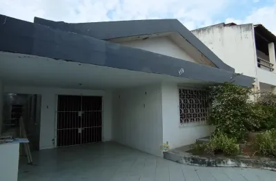 Casa ampla com 3 quartos, excelente para seu comercio, 3 salas