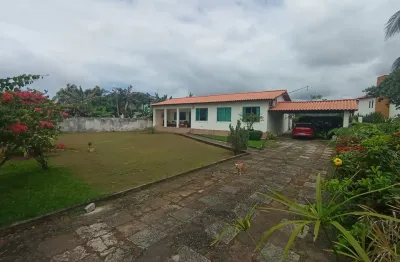 Casa em condomínio com área de terreno de 1.000 m2 , em frente ao parque shopping bahia.