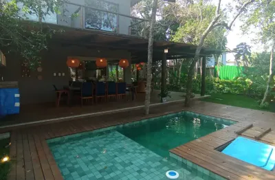Linda casa com três suites, area verde e piscina no melhor de praia do forte