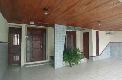 Excelente casa duplex, quatro suites, duas salas, piscina .
