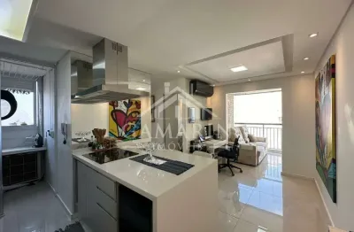 Apartamento de 50m², 2 dormitórios, armários planejados, sacada fechada em vidro, vaga de garagem.