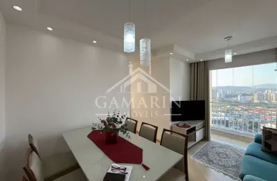 Apartamento de 50m², 2 dormitórios, sacada fechada em vidro, vaga de garagem.